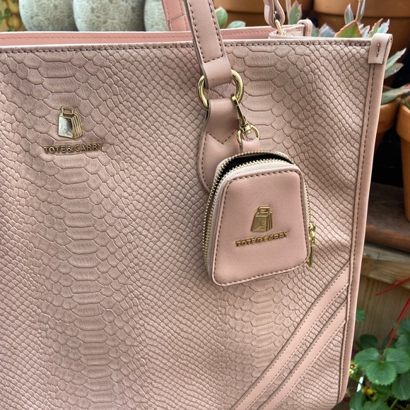 TOTE & CARRY AP1 TOTE BAG WITH ZIPPER SNAKE SKIN - Picture 13 of 15